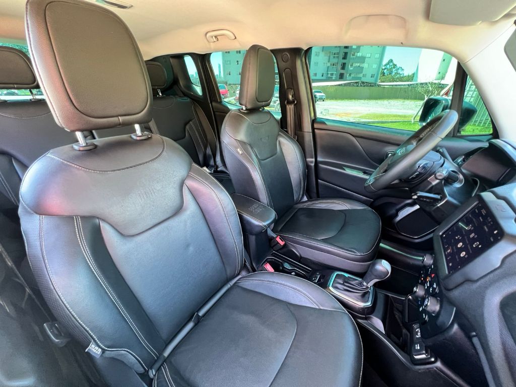 Jeep Renegade Long. t270 1.3 tb 4x2 flex aut.    2023