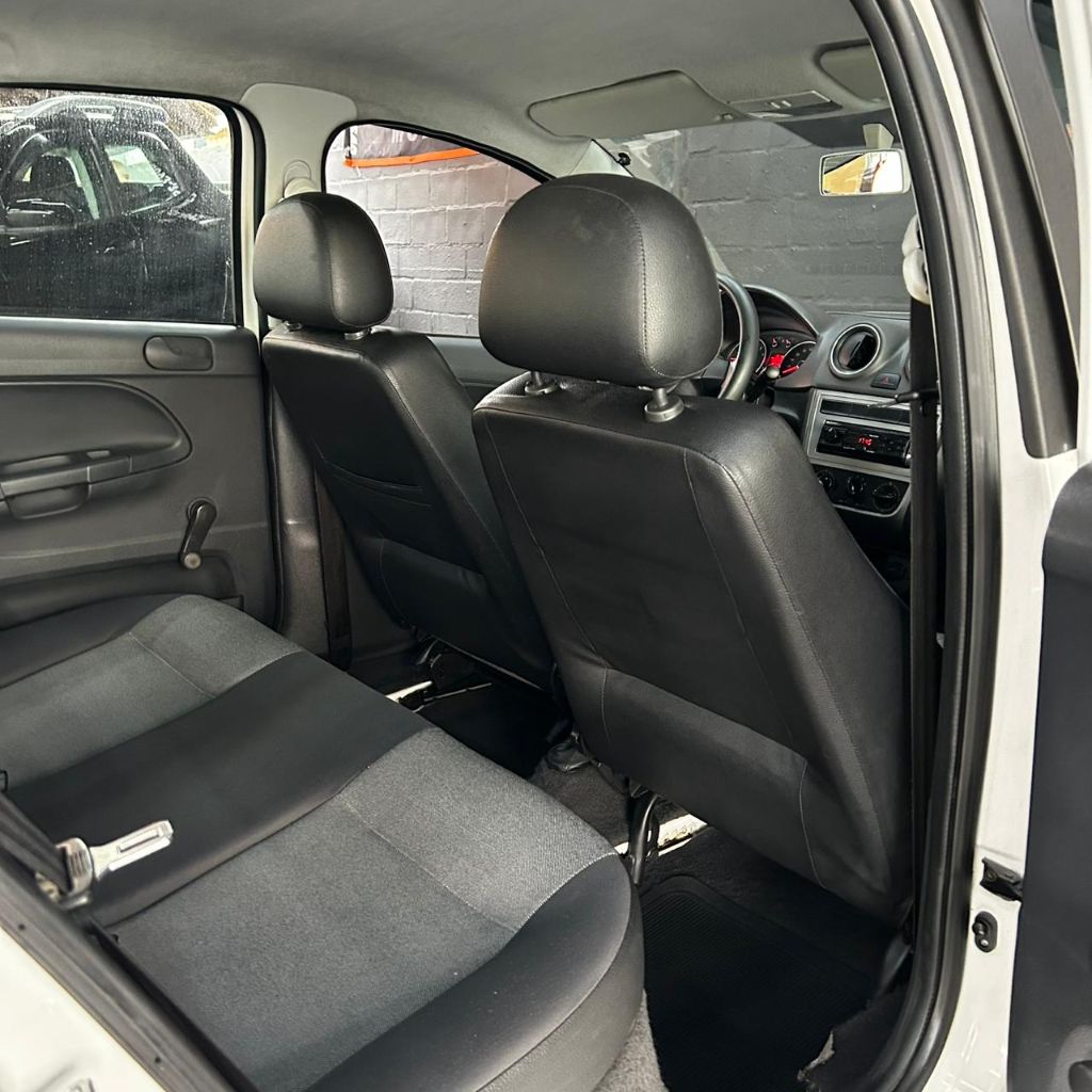 Volkswagen Voyage 1.0/1.0 city mi total flex 8v 4p    2014