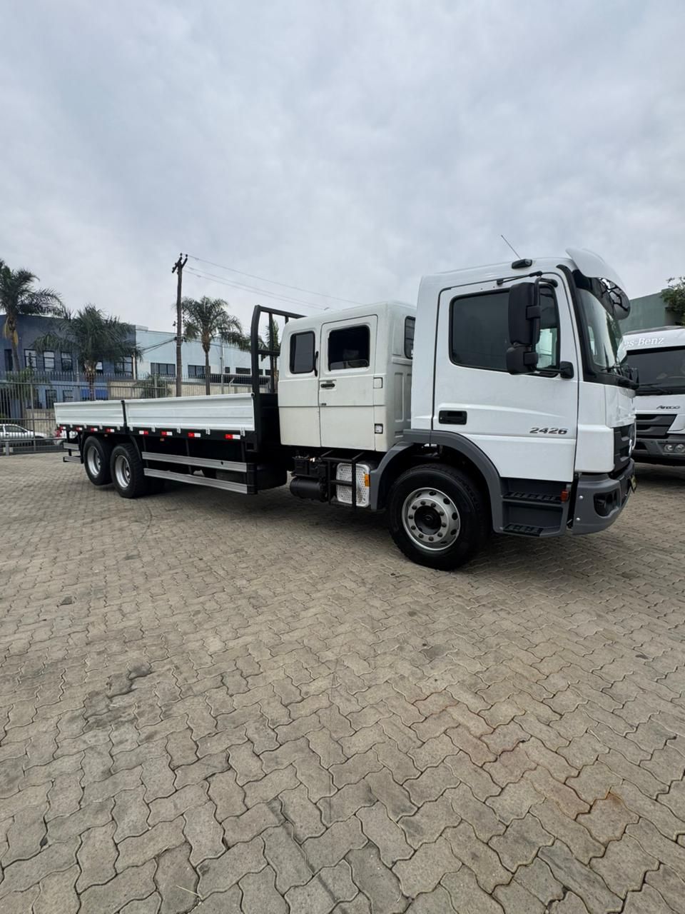 Mb Atego 2426 Carroceira + Cabine Suplementar — foto 6