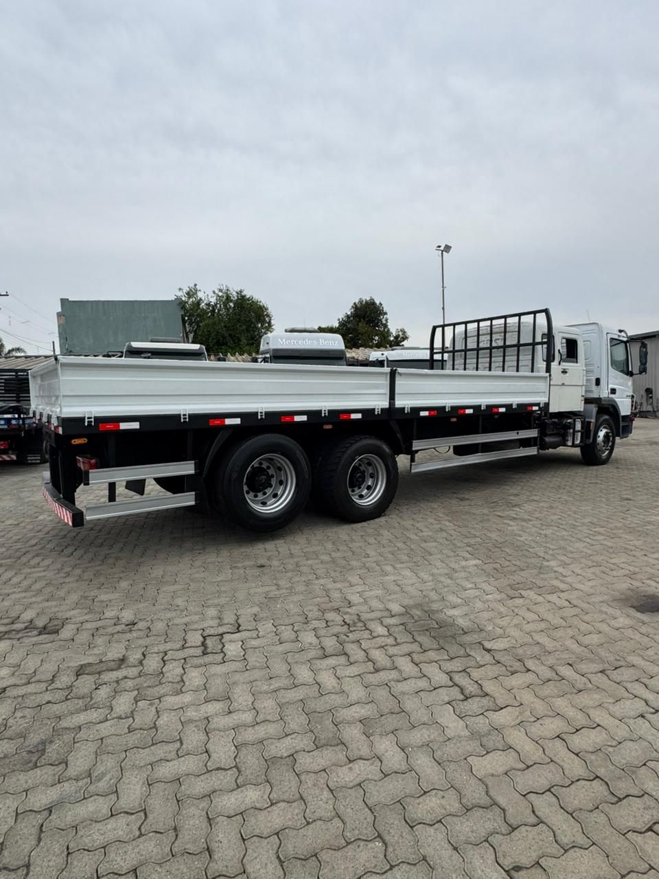 Mb Atego 2426 Carroceira + Cabine Suplementar — foto 3