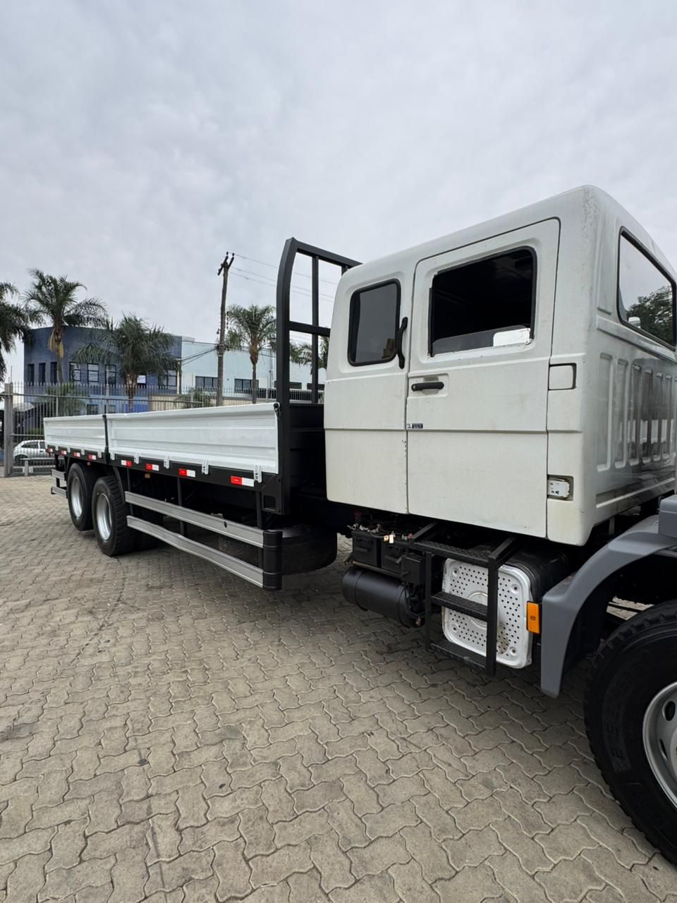 Mb Atego 2426 Carroceira + Cabine Suplementar — foto 4