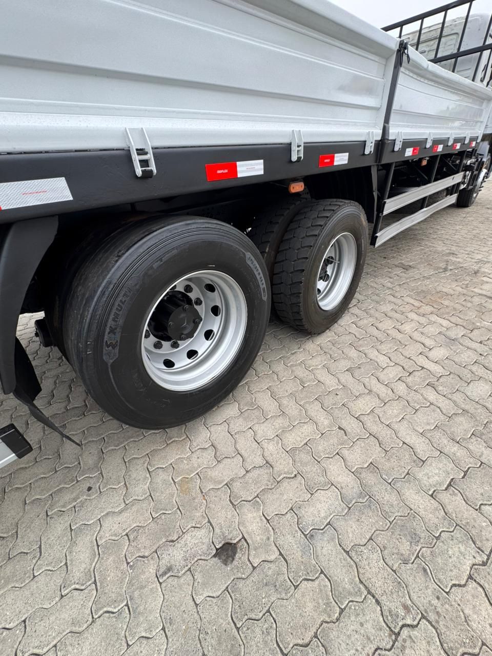 Mb Atego 2426 Carroceira + Cabine Suplementar — foto 9