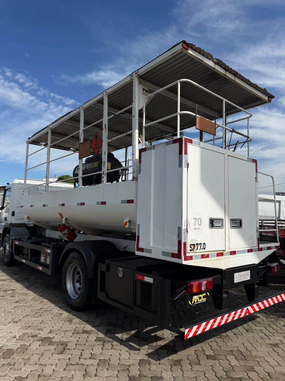 MB ATEGO 1719 4X2 2020 - COMBOIO TANQUE ABASTECEDOR — foto 9