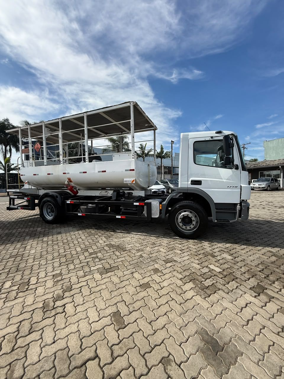 MB ATEGO 1719 4X2 2020 - COMBOIO TANQUE ABASTECEDOR — foto 3