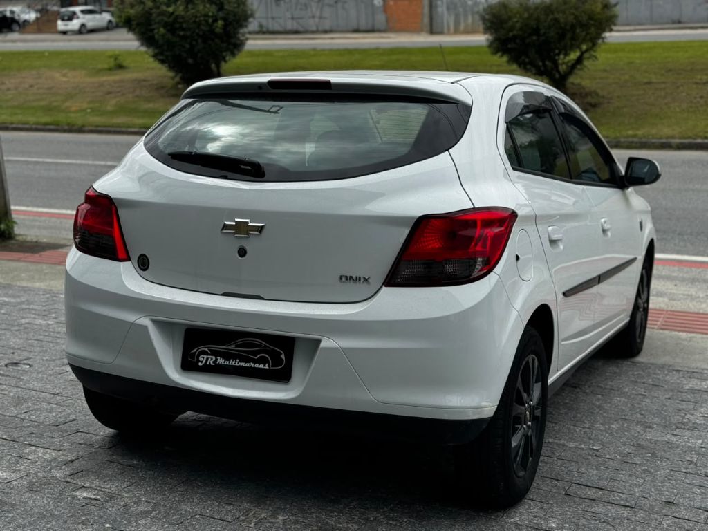 ONIX HATCH SELEÇÃO 1.0 8V Flex 5p Mec. — foto 5