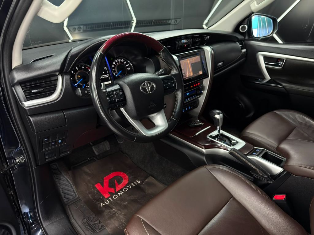 HILUX SW4 2.8 SRX 4X4 AT 7 LUGARES — foto 9