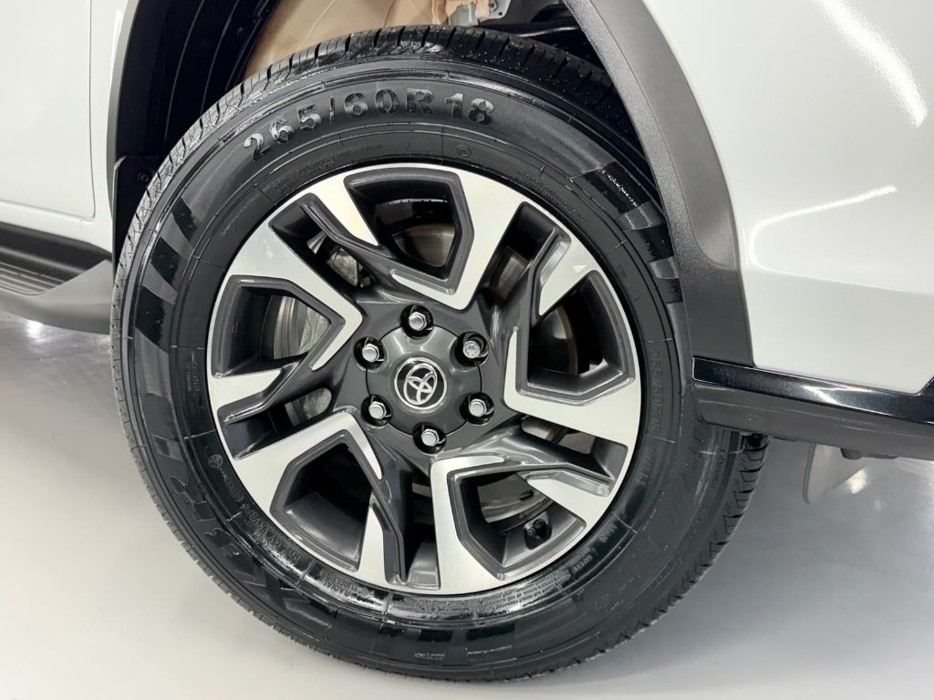 HILUX SW4 2.8 SRX PLATINUM 4X4 AT 7 LUGARES — foto 6