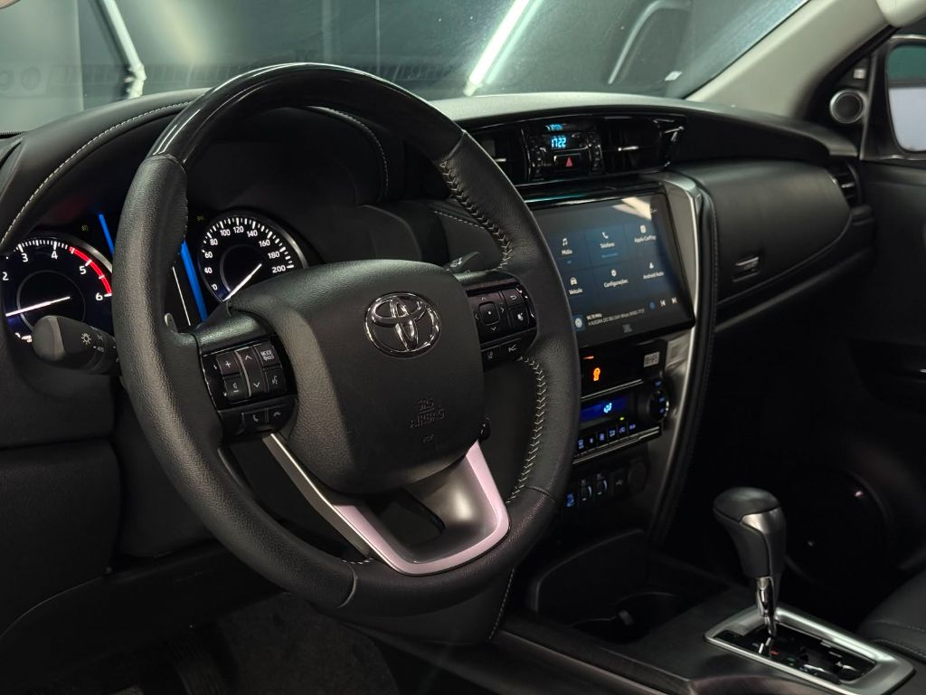 HILUX SW4 2.8 SRX PLATINUM 4X4 AT 7 LUGARES — foto 8