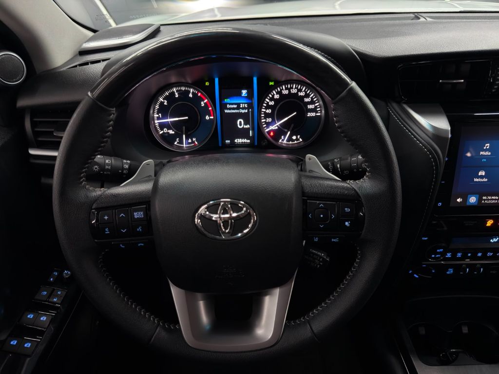 HILUX SW4 2.8 SRX PLATINUM 4X4 AT 7 LUGARES — foto 10