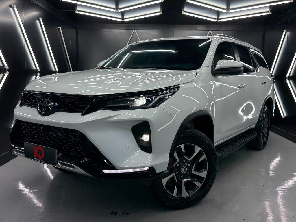HILUX SW4 2.8 SRX PLATINUM 4X4 AT 7 LUGARES — foto 1