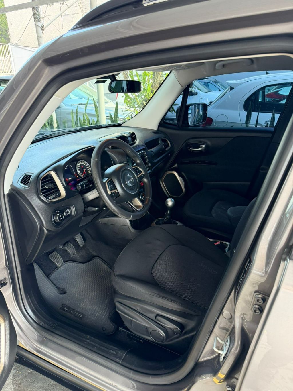 Renegade Sport 1.8 4x2 Flex 16V Mec. — foto 4