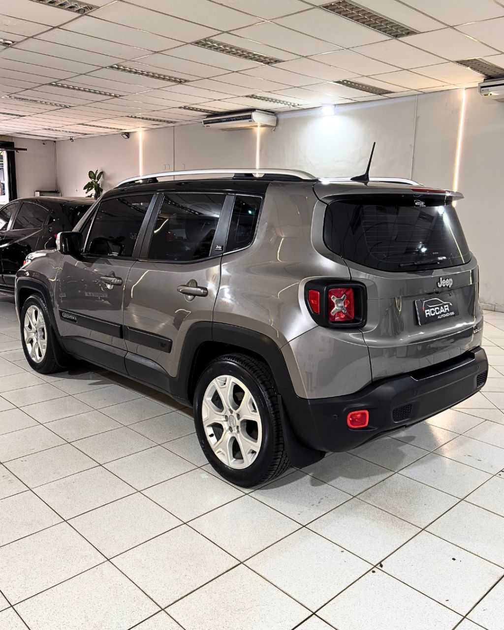Renegade Limited 1.8 4x2 Flex 16V Aut. — foto 4