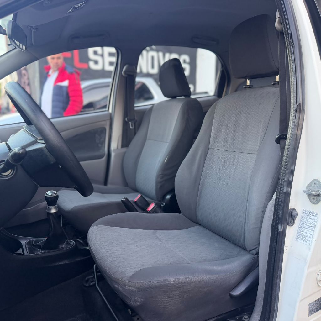 ETIOS XLS Sedan 1.5 Flex 16V 4p Mec. — foto 13