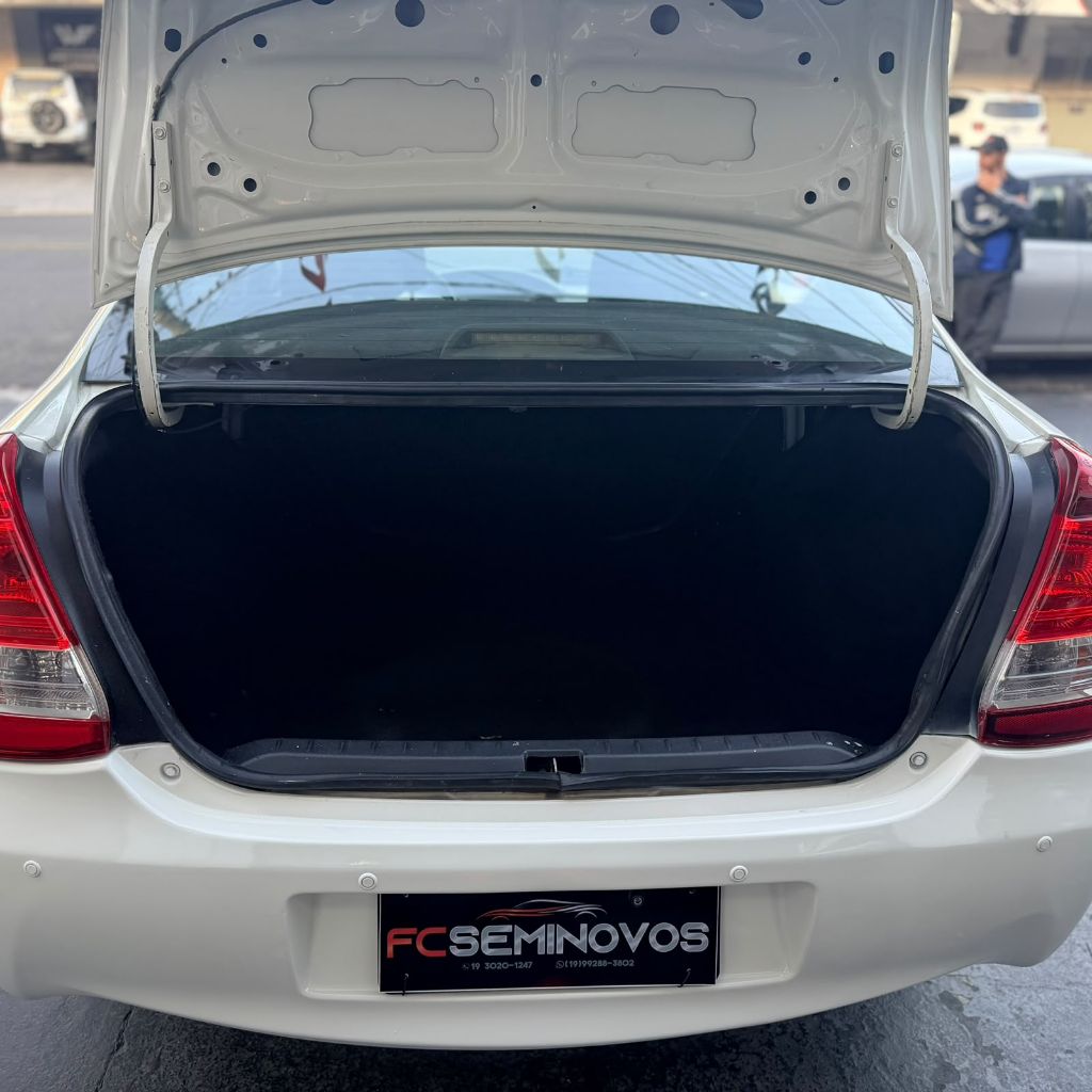 ETIOS XLS Sedan 1.5 Flex 16V 4p Mec. — foto 8