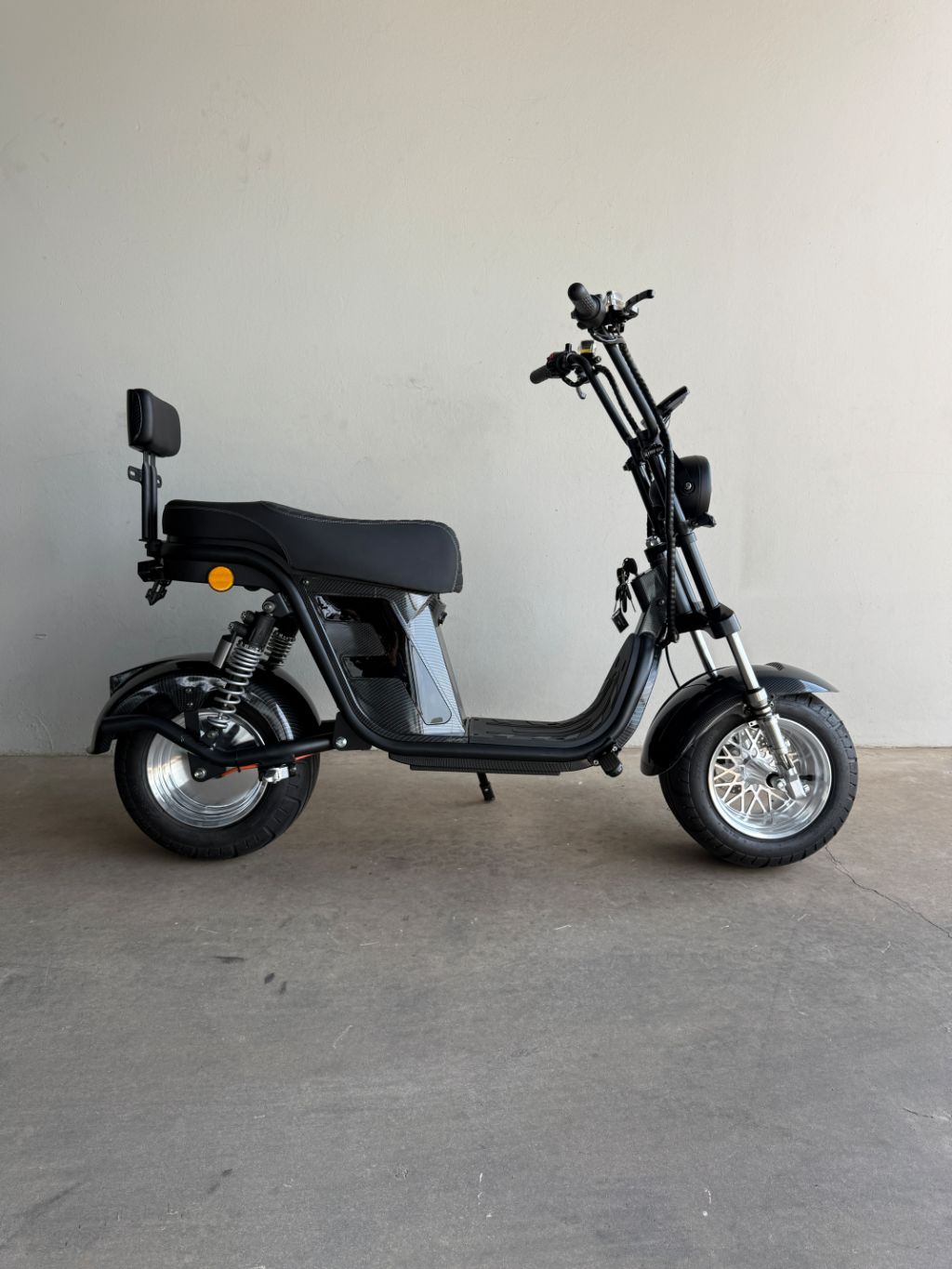 X13 é um autopropelido com motor elétrico de 1000W, velocidade máxima de 32 km/h . — foto 6
