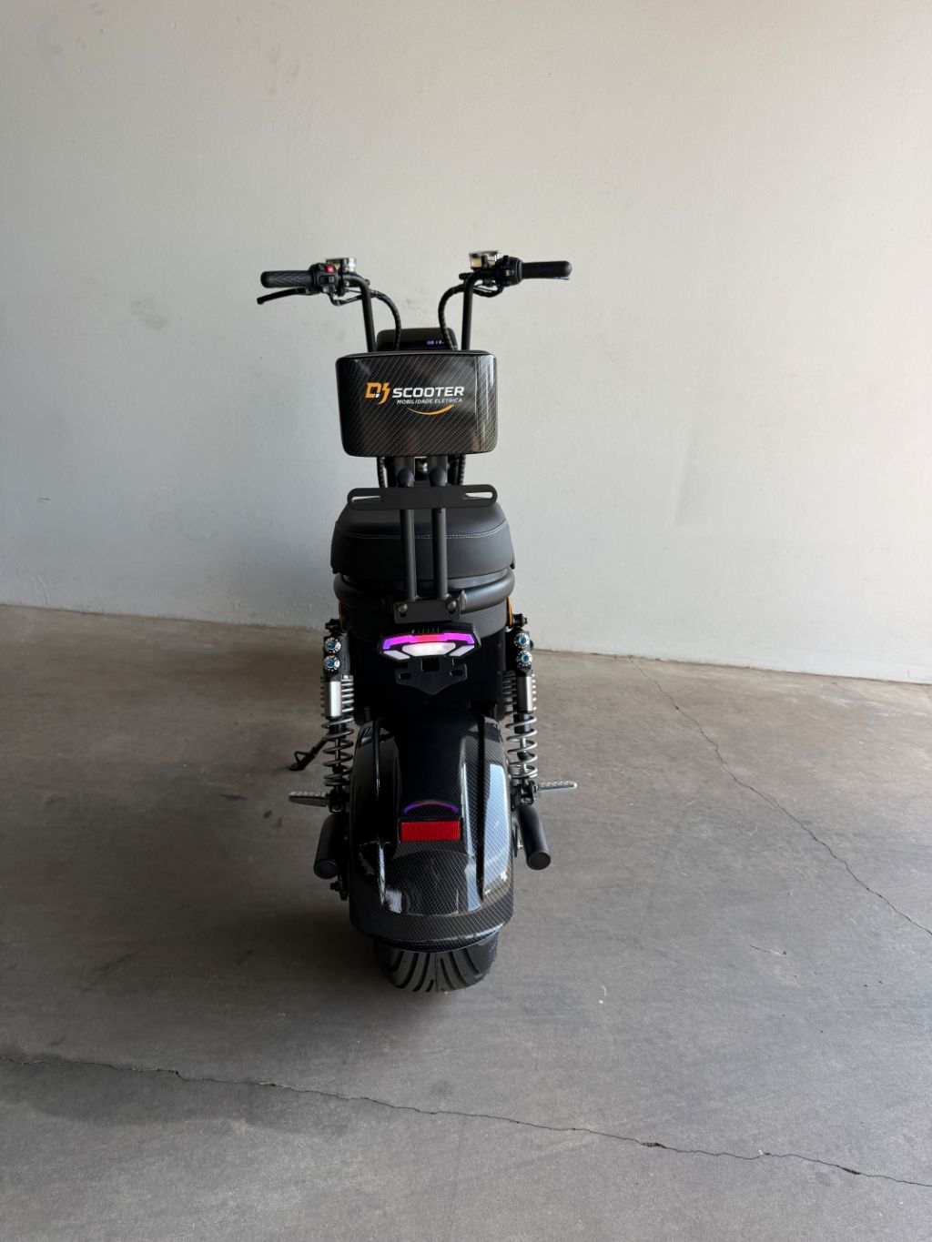 X13 é um autopropelido com motor elétrico de 1000W, velocidade máxima de 32 km/h . — foto 5