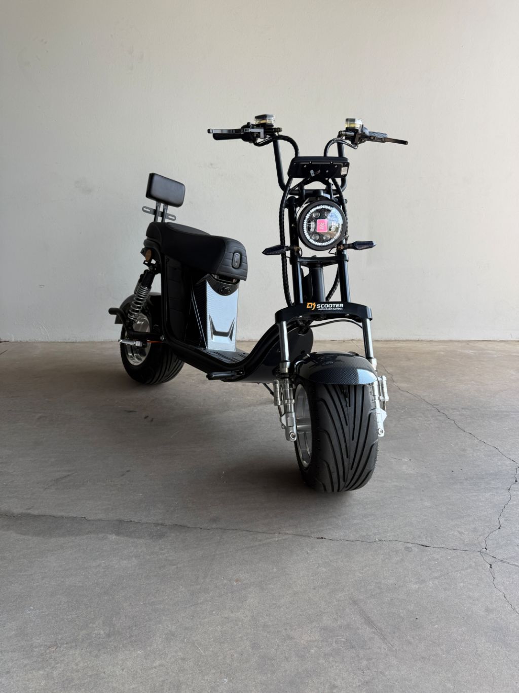 X13 é um autopropelido com motor elétrico de 1000W, velocidade máxima de 32 km/h . — foto 1