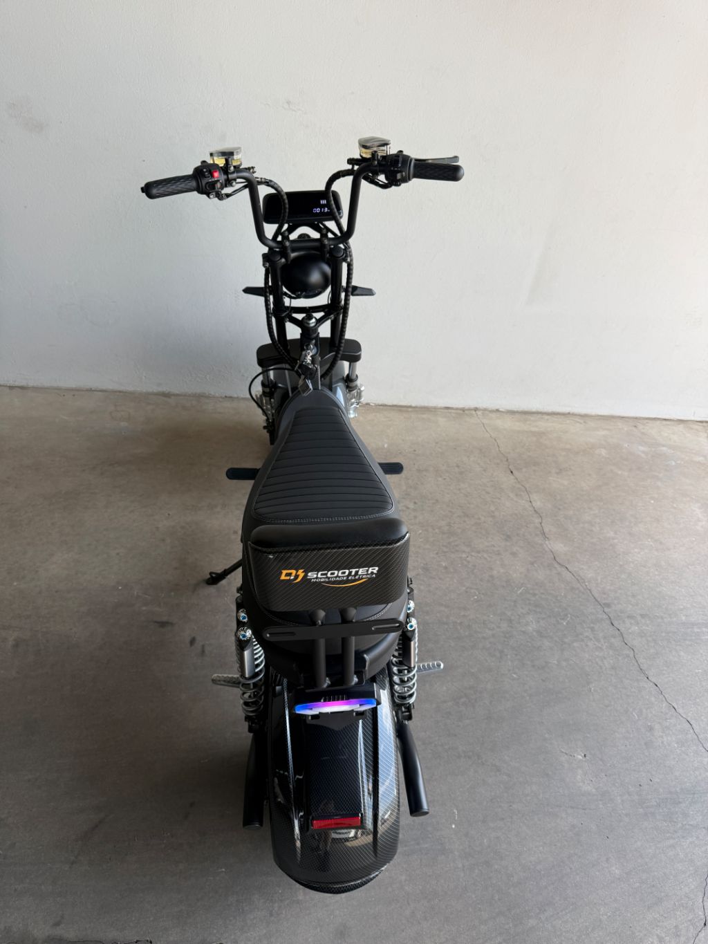 X13 é um autopropelido com motor elétrico de 1000W, velocidade máxima de 32 km/h . — foto 4