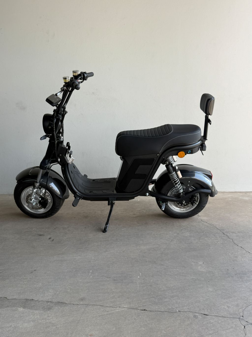 X13 é um autopropelido com motor elétrico de 1000W, velocidade máxima de 32 km/h . — foto 2