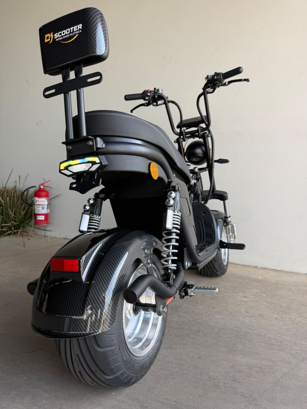 X13 é um autopropelido com motor elétrico de 1000W, velocidade máxima de 32 km/h . — foto 3