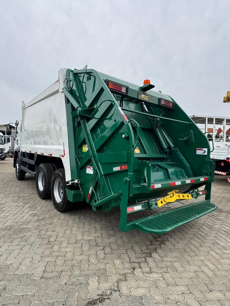 24-260 E Constel. 6x2 Compactador — foto 9