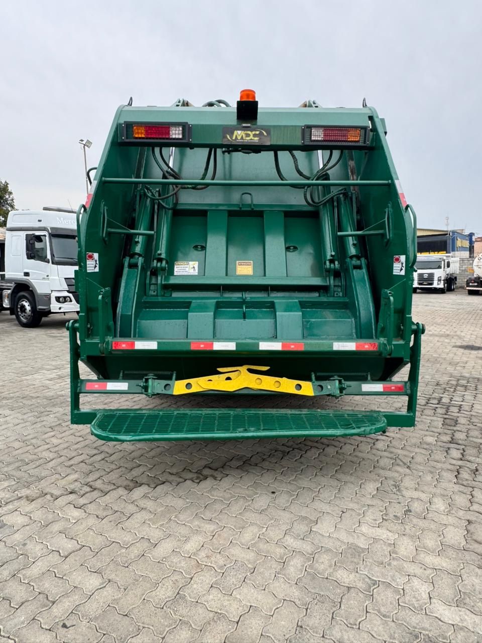 24-260 E Constel. 6x2 Compactador — foto 7