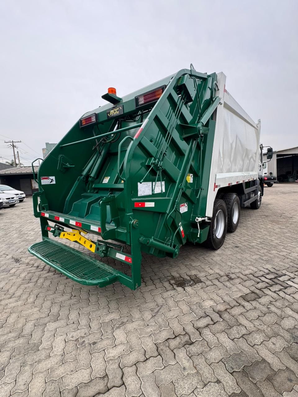 24-260 E Constel. 6x2 Compactador — foto 6