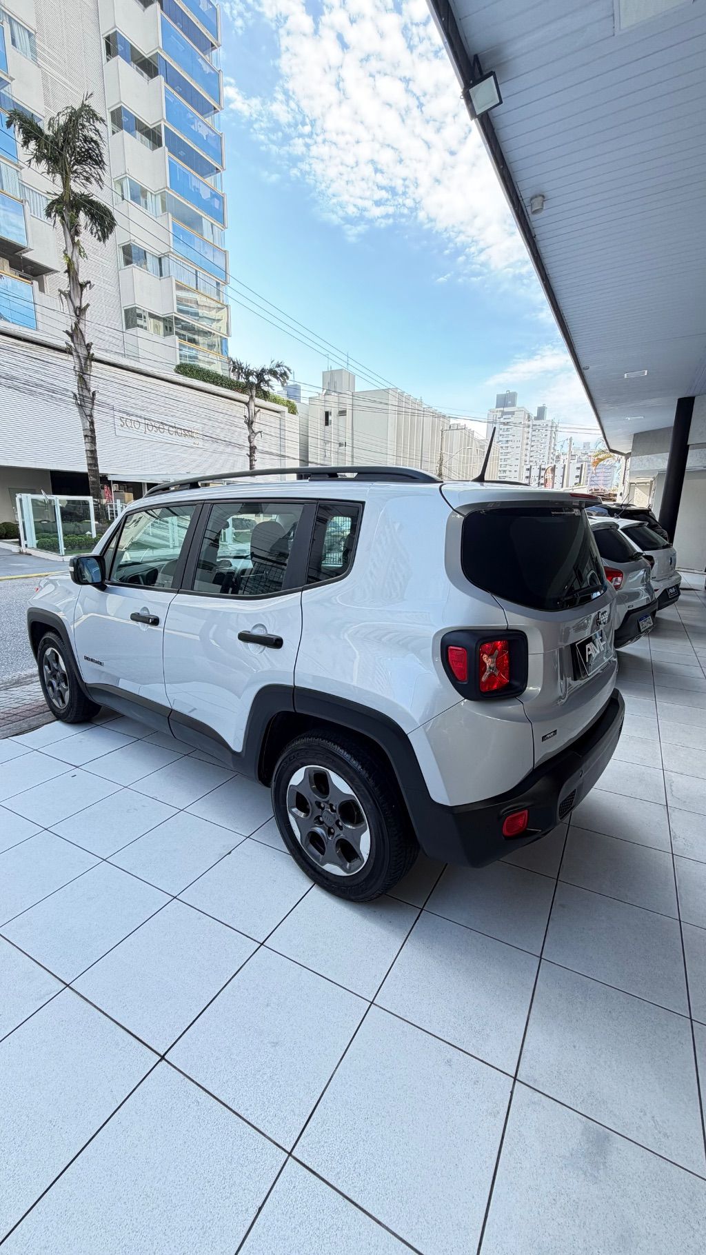 Renegade Sport 1.8 4x2 Flex 16V Aut. — foto 3