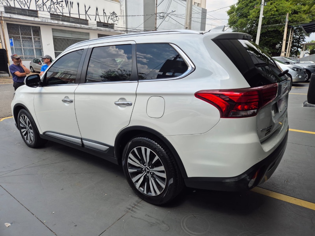 OUTLANDER HPE-S 2.2 Diesel 4x4 Aut. — foto 4