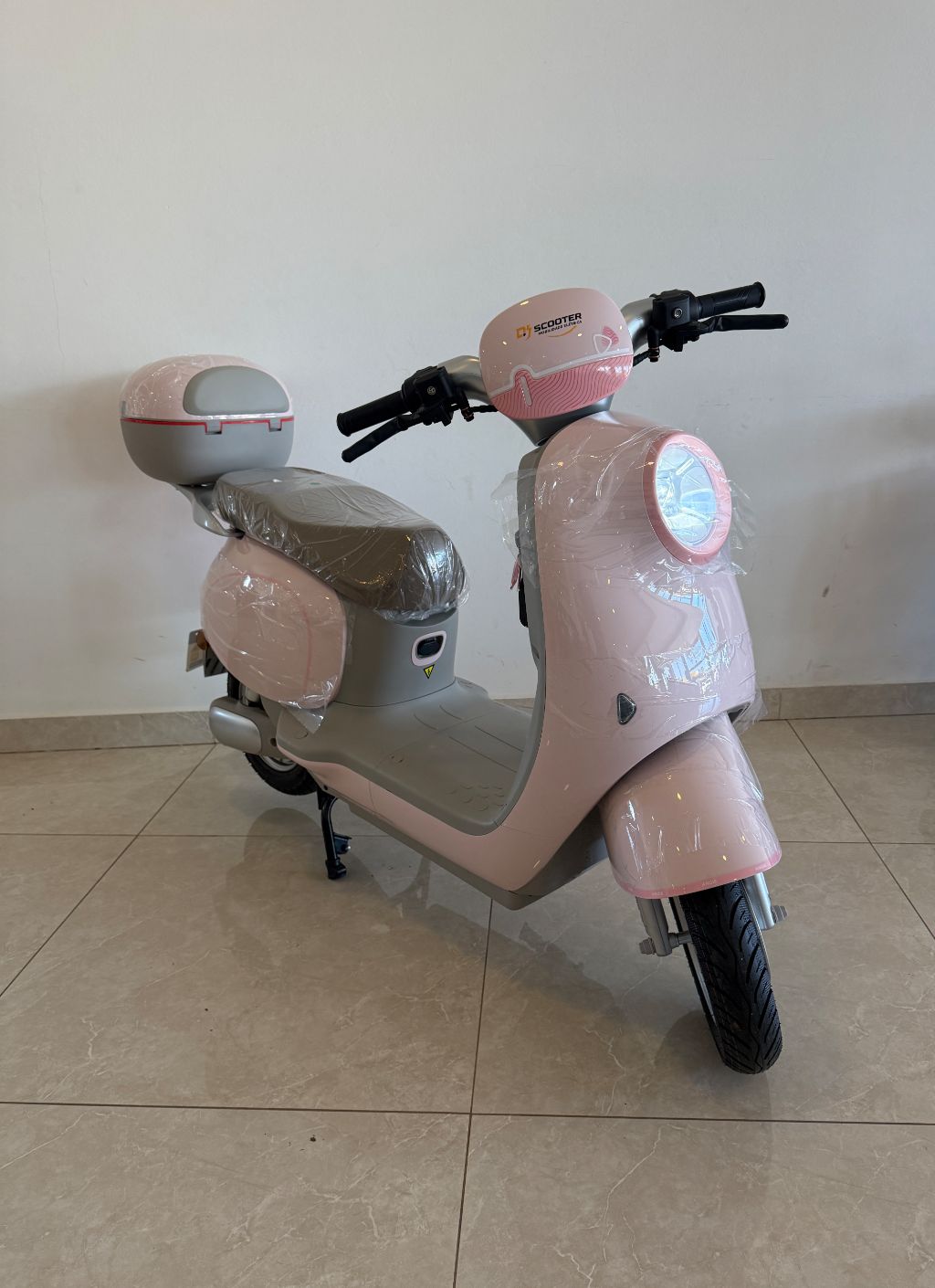 A Scooter Elétrica AG T5 é um modelo autopropelido com estilo retrô, motor de 1000W e autonomia entre 60 km e 70 km por carga — foto 1