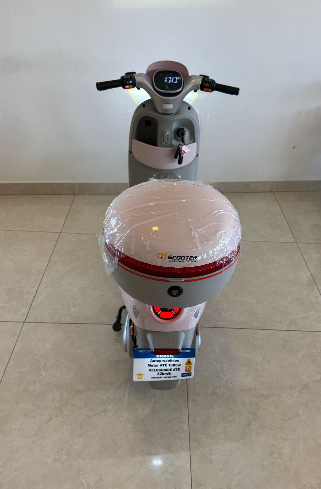 A Scooter Elétrica AG T5 é um modelo autopropelido com estilo retrô, motor de 1000W e autonomia entre 60 km e 70 km por carga — foto 3