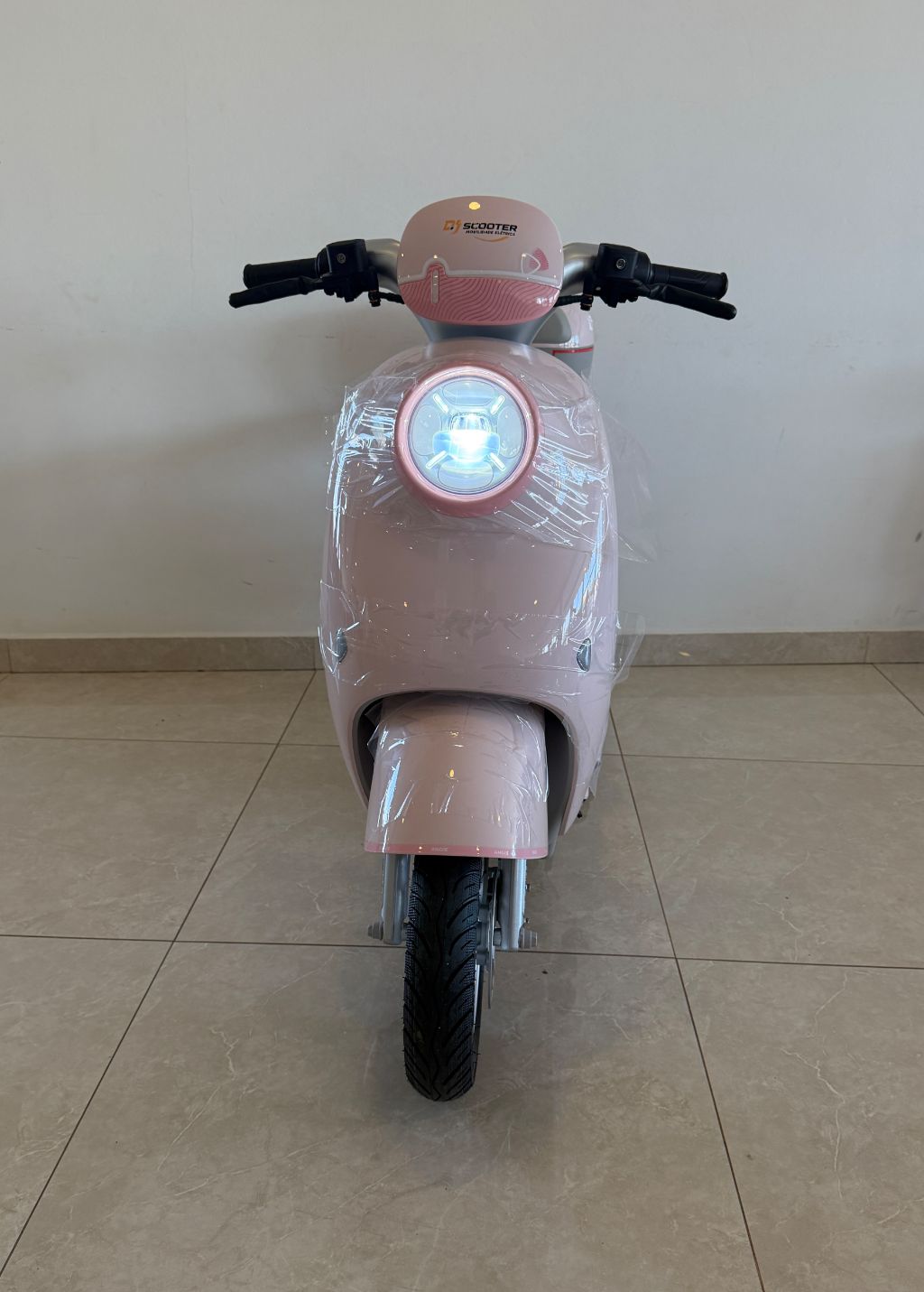 A Scooter Elétrica AG T5 é um modelo autopropelido com estilo retrô, motor de 1000W e autonomia entre 60 km e 70 km por carga — foto 2