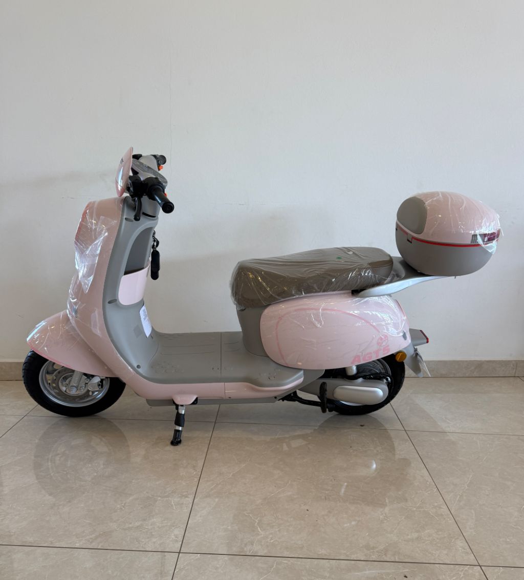 A Scooter Elétrica AG T5 é um modelo autopropelido com estilo retrô, motor de 1000W e autonomia entre 60 km e 70 km por carga — foto 8