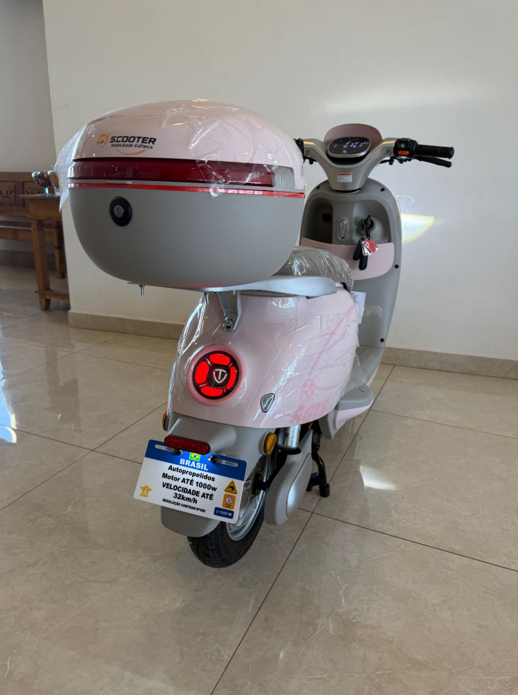 A Scooter Elétrica AG T5 é um modelo autopropelido com estilo retrô, motor de 1000W e autonomia entre 60 km e 70 km por carga — foto 7