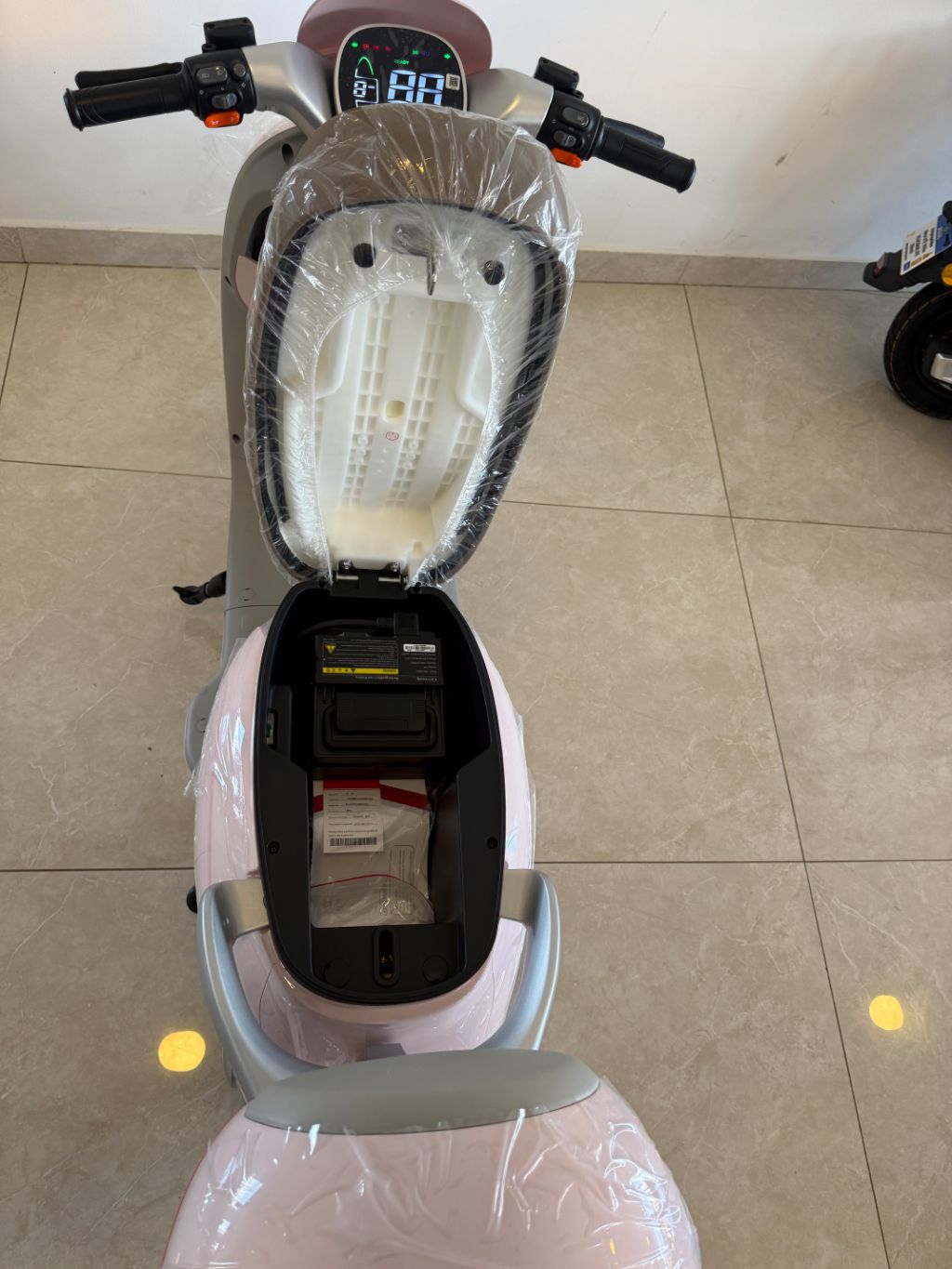A Scooter Elétrica AG T5 é um modelo autopropelido com estilo retrô, motor de 1000W e autonomia entre 60 km e 70 km por carga — foto 6
