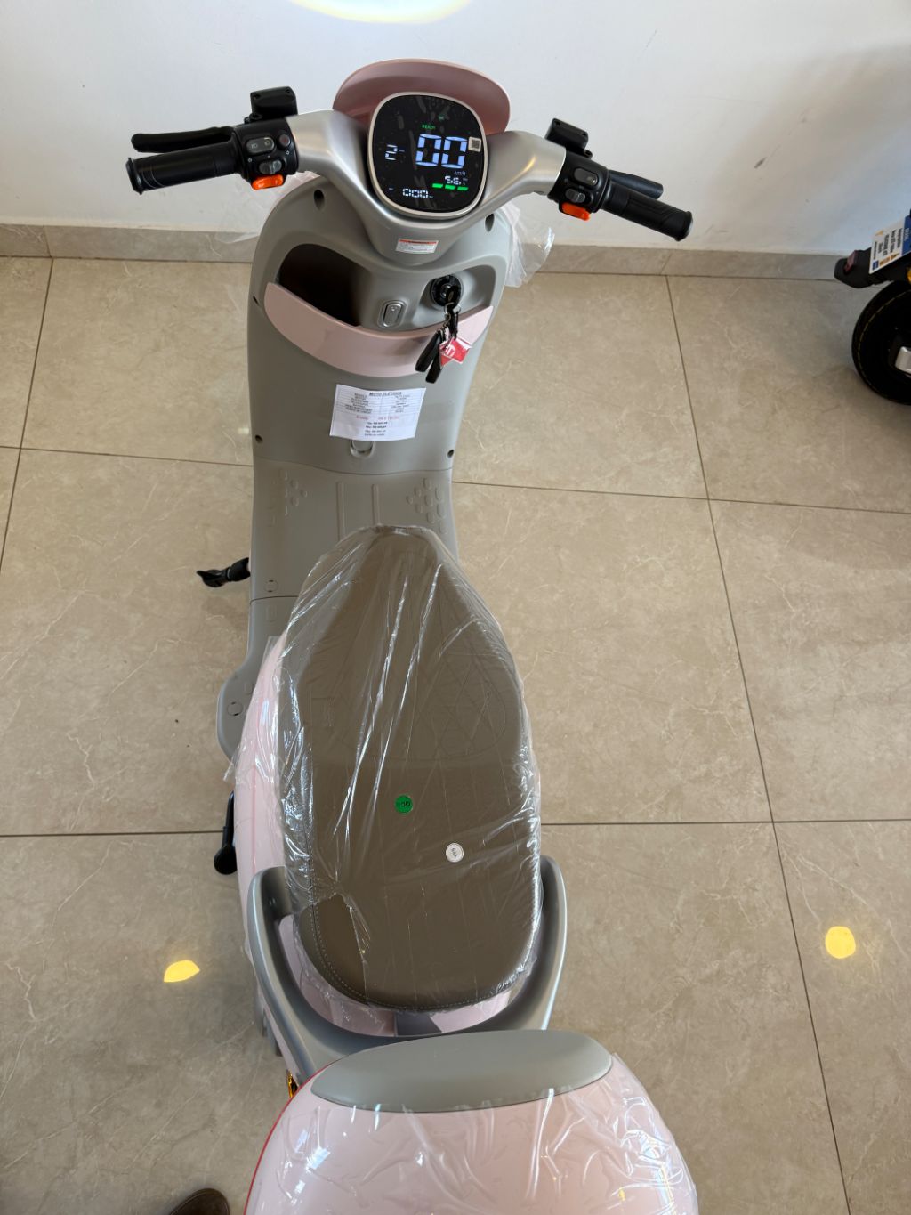 A Scooter Elétrica AG T5 é um modelo autopropelido com estilo retrô, motor de 1000W e autonomia entre 60 km e 70 km por carga — foto 4