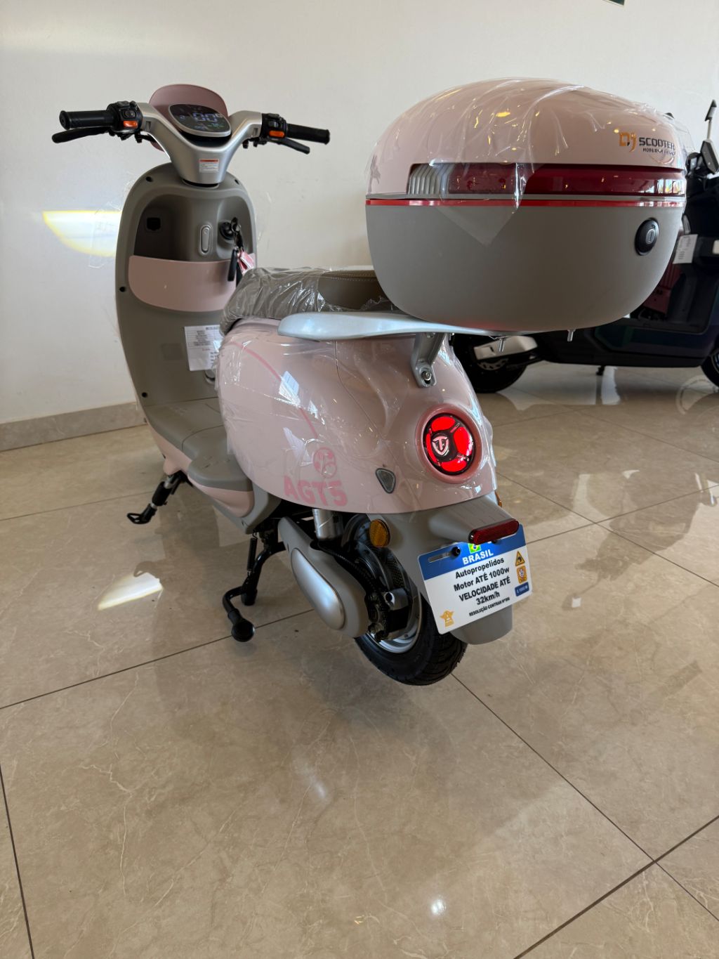 A Scooter Elétrica AG T5 é um modelo autopropelido com estilo retrô, motor de 1000W e autonomia entre 60 km e 70 km por carga — foto 5