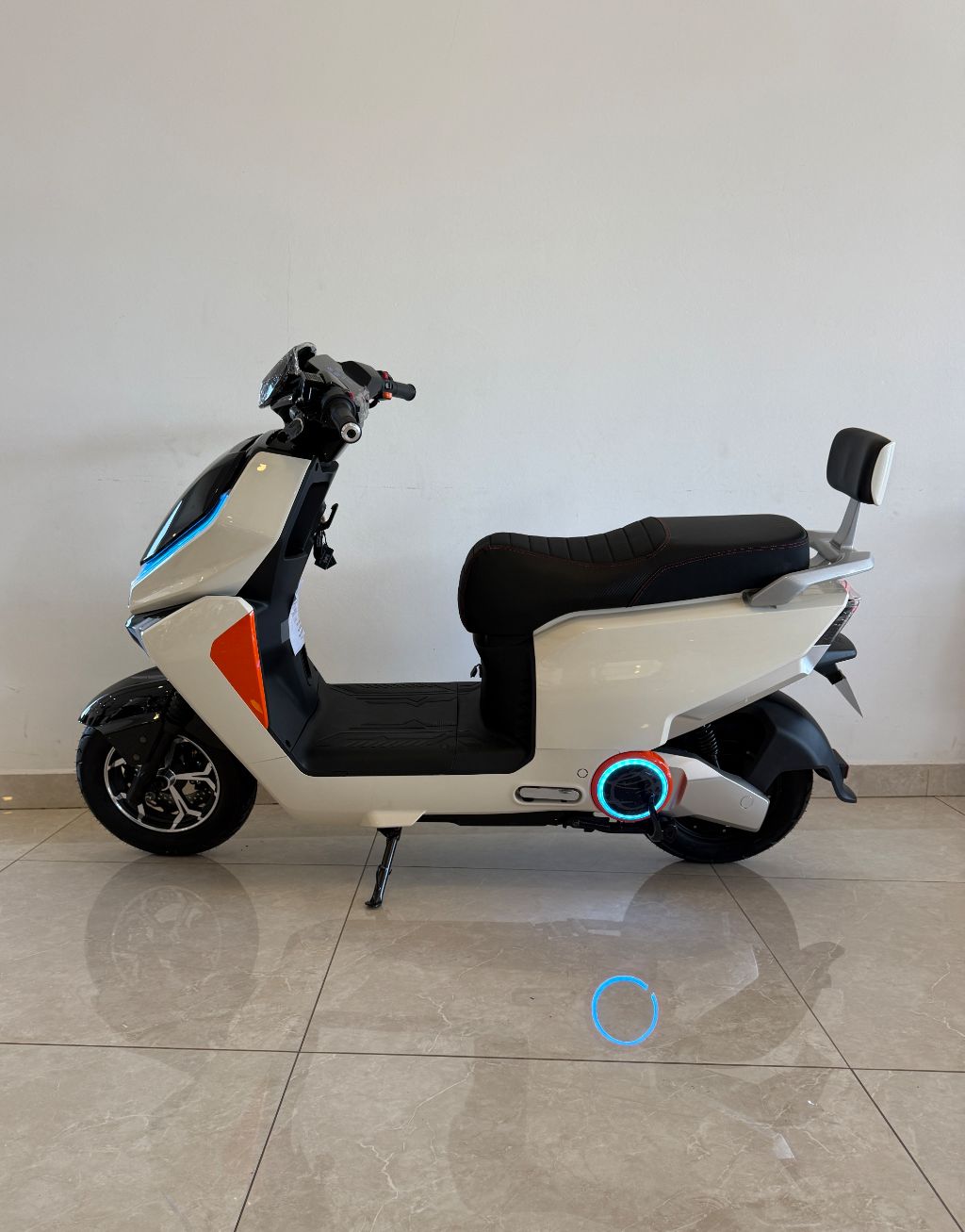 AG10 é uma scooter elétrica autopropelida de 1000W — foto 2