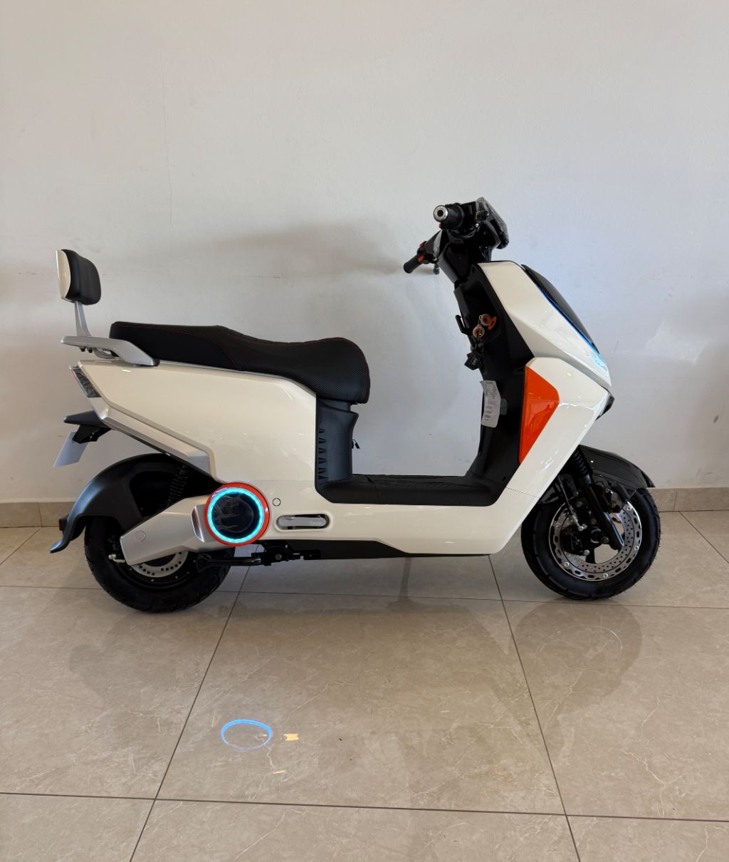 AG10 é uma scooter elétrica autopropelida de 1000W — foto 3