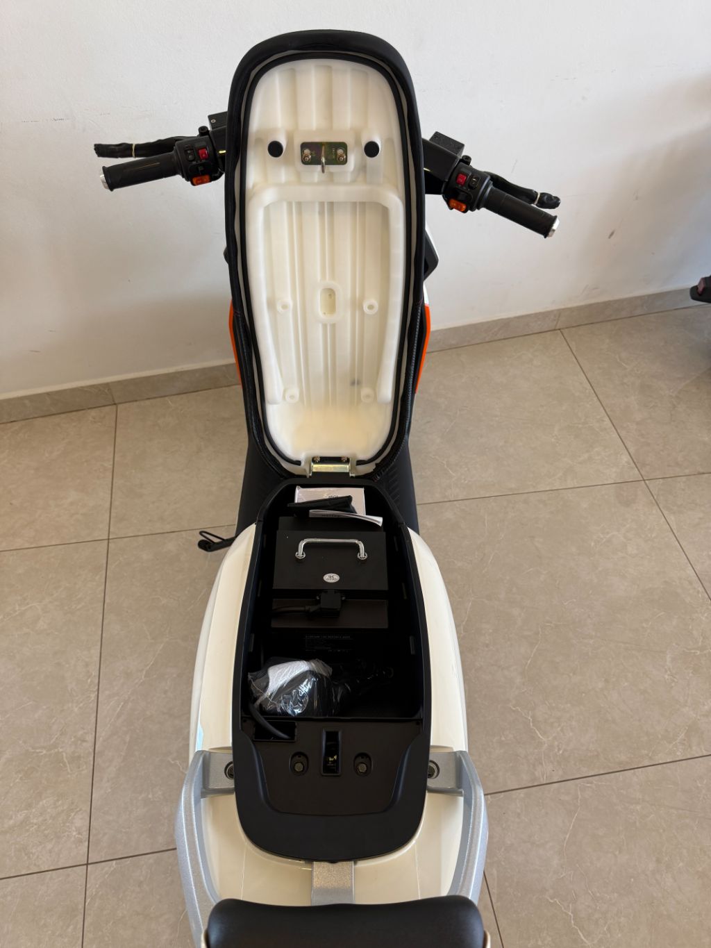 AG10 é uma scooter elétrica autopropelida de 1000W — foto 6