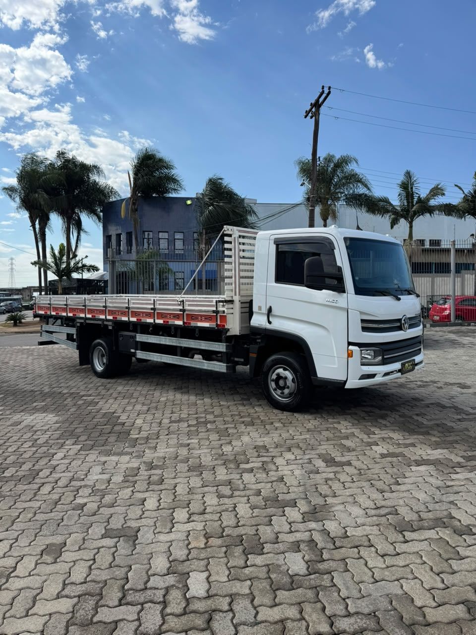 11-180 Delivery 4x2 CARROCERIA — foto 5