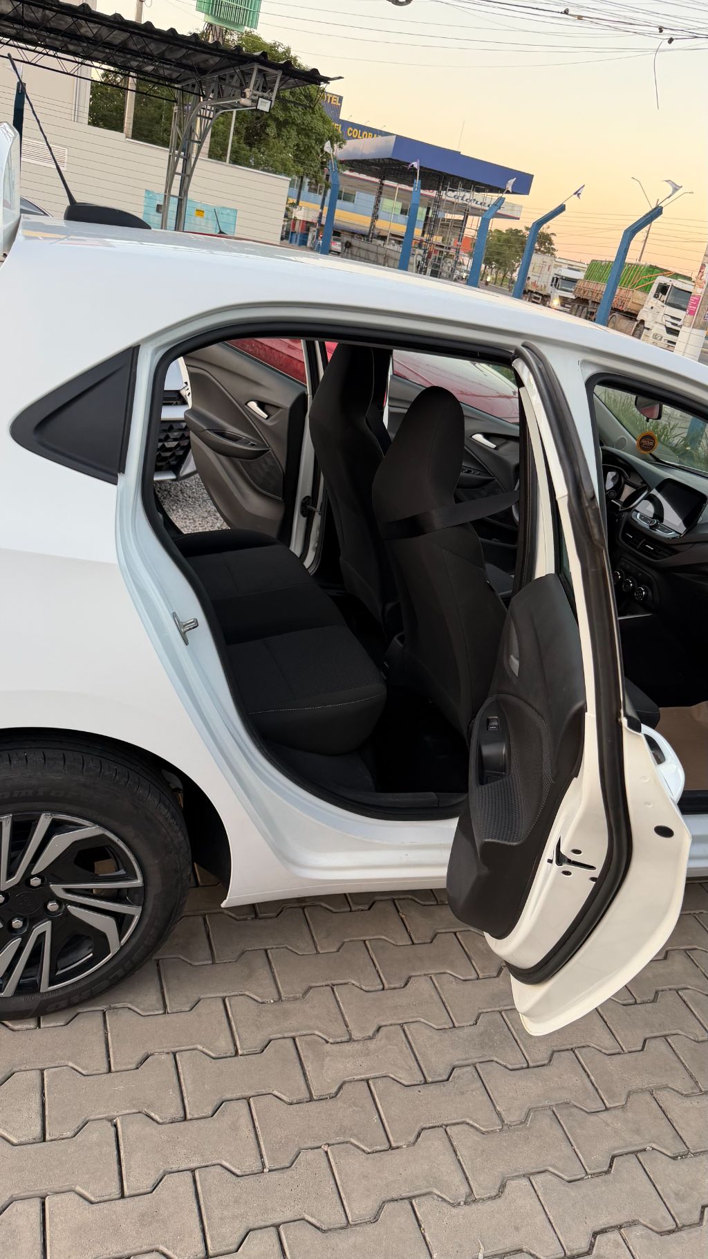ONIX HATCH LT 1.0 12V Flex 5p Mec. — foto 14