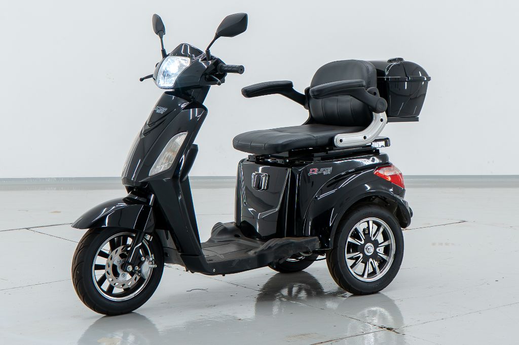  MKS EKO 10 1000W NÃO precisa de CNH e emplacamento

- Triciclo seminovo em perfeitas condições, 600 Km de uso

Mark’s Veículos a sua loja de confiança há mais de 26 anos! Todos os nossos veículos possuem vistoria cautelar, manual do veículo e chave cópia!

---------------------------------------------------------------------------

Velocidade

Máx. até 32Km

Motor

1000 W

Bateria

48 V Chumbo

Autonomia

Até 40km

------------------------------------------------

- Itens do Veículo

Capacidade: Até 150 kg

Dois bagageiros

Suporta até duas pessoas (um adultos e uma criança)

Faróis e setas em LED

Bi - Volt