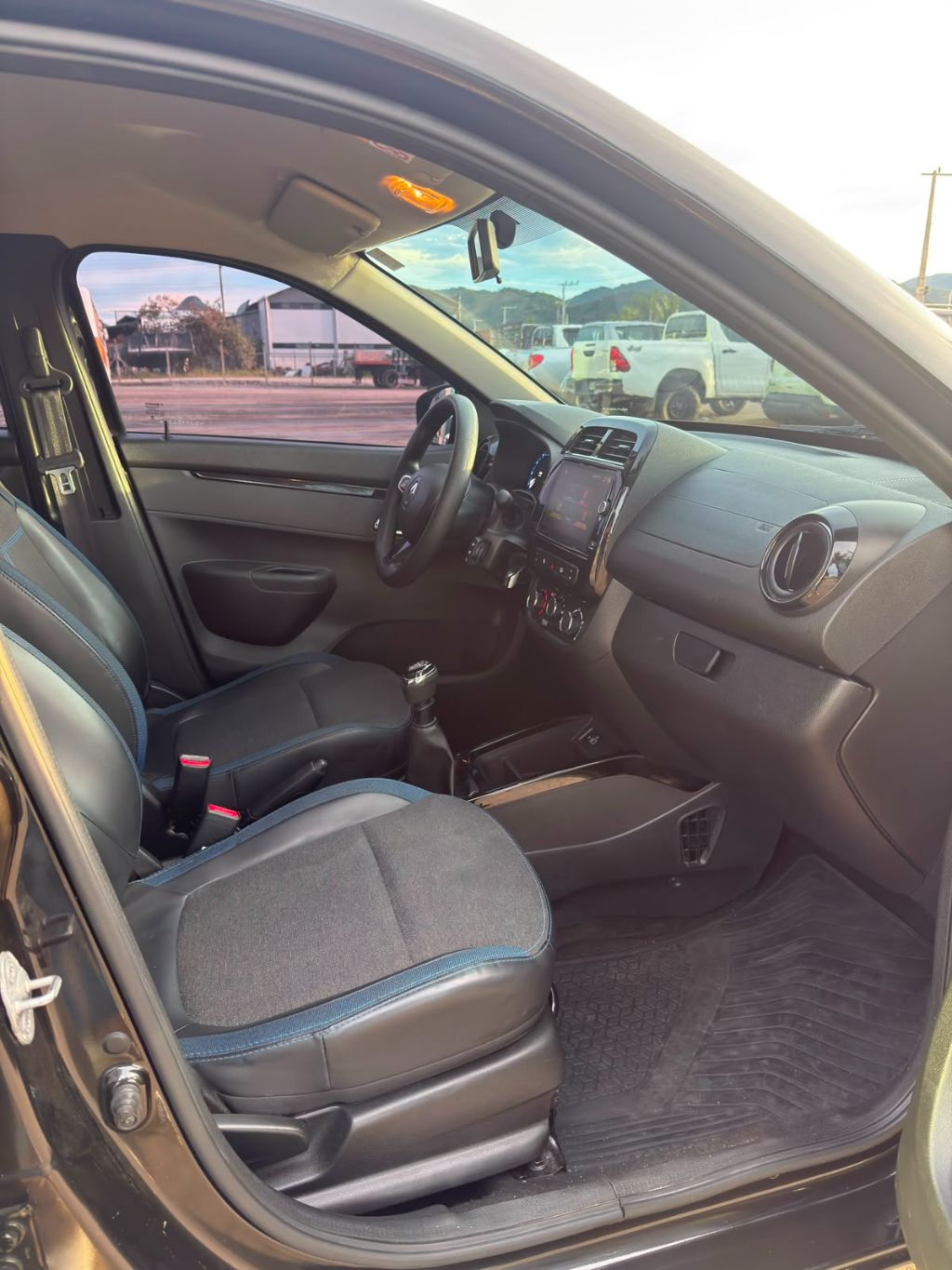 KWID Intense 1.0 Flex 12V 5p Mec. — foto 8