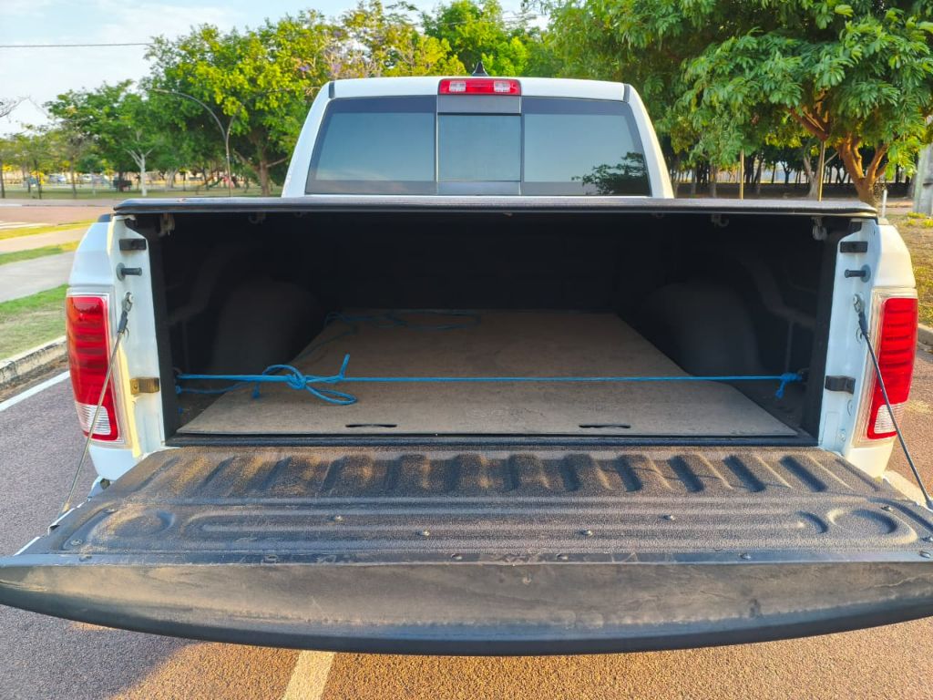 CLASSIC LARAMIE 5.7 CD V8 4X4 Aut. — foto 20