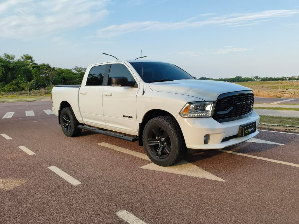 CLASSIC LARAMIE 5.7 CD V8 4X4 Aut. — foto 1