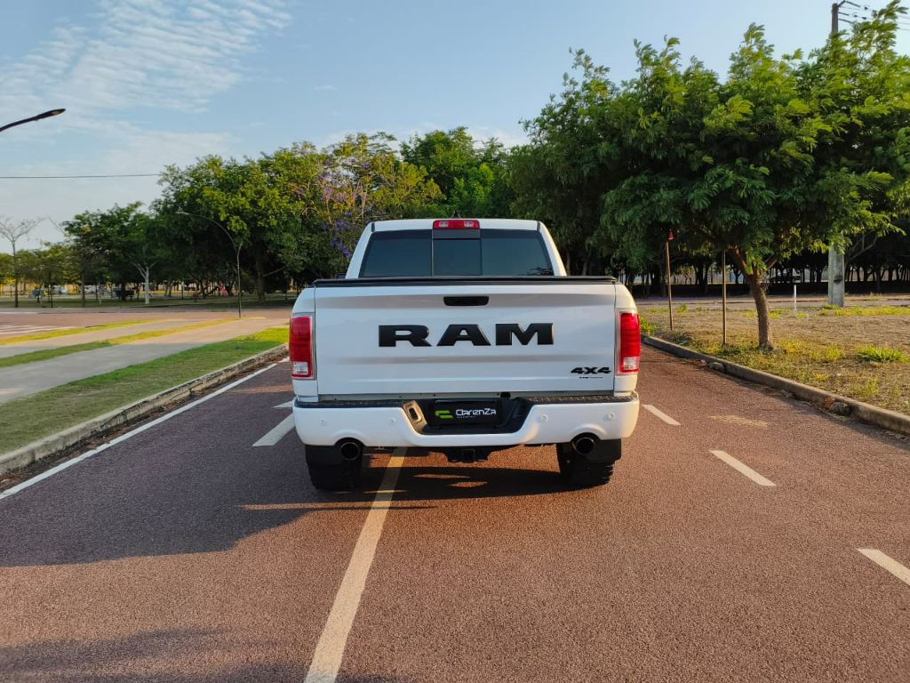 CLASSIC LARAMIE 5.7 CD V8 4X4 Aut. — foto 19