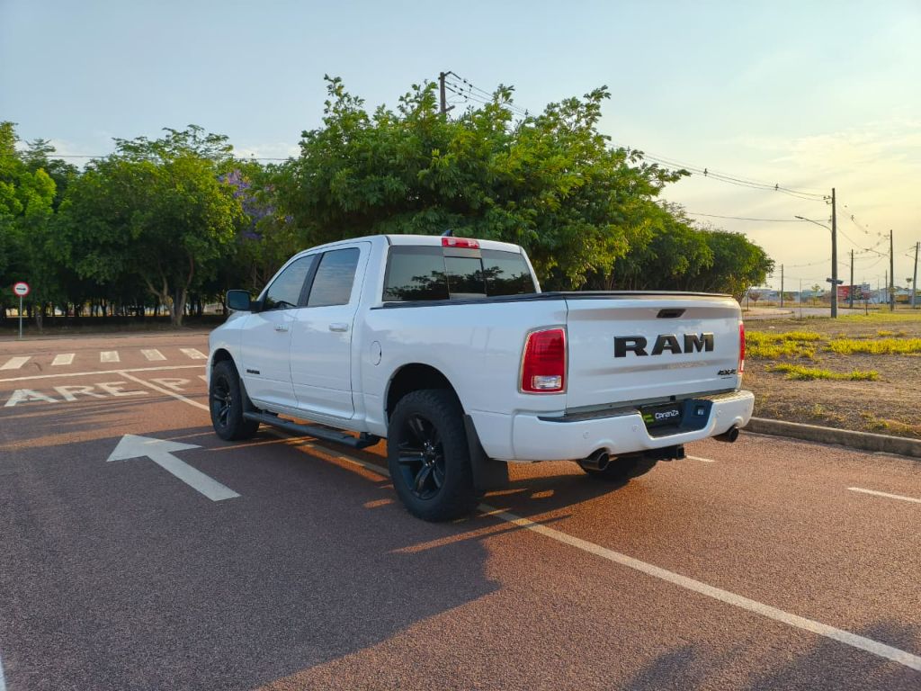 CLASSIC LARAMIE 5.7 CD V8 4X4 Aut. — foto 4