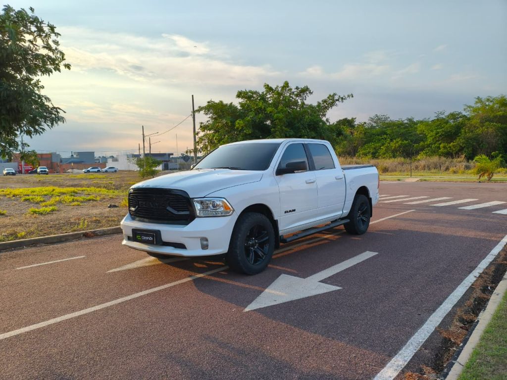 CLASSIC LARAMIE 5.7 CD V8 4X4 Aut. — foto 17