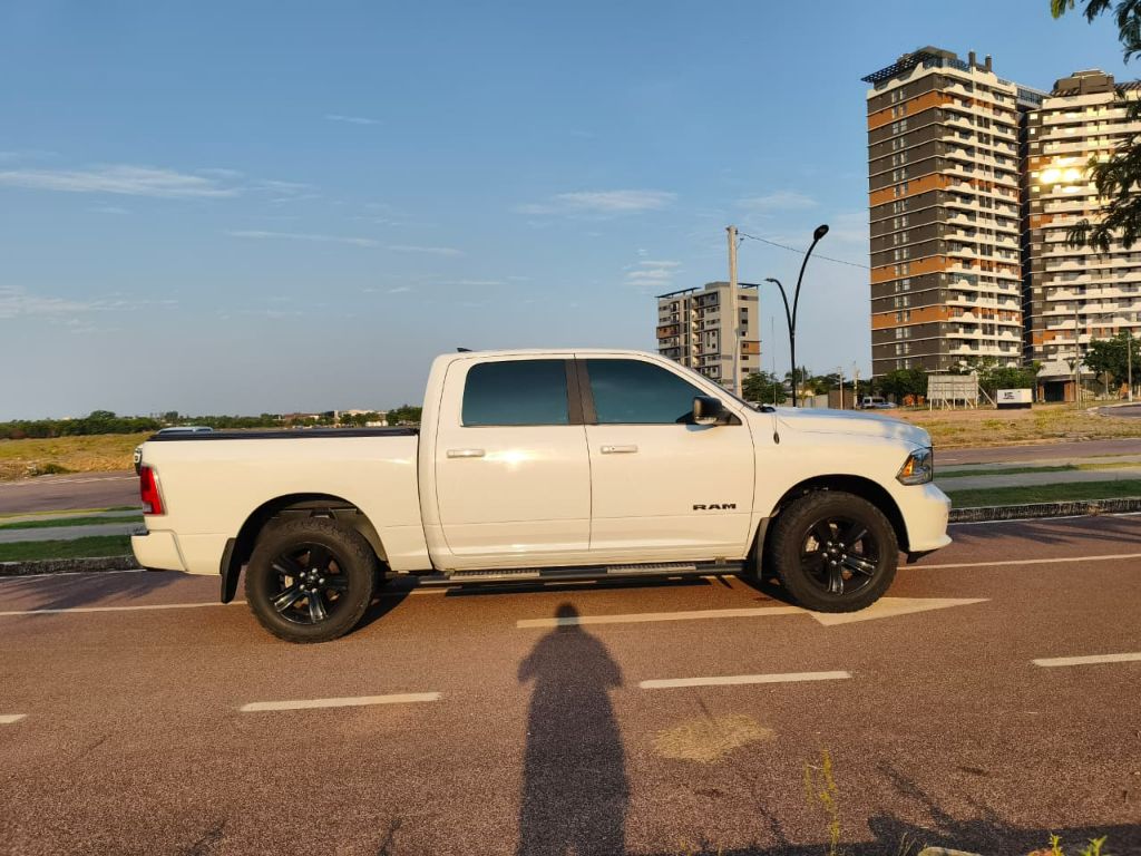 CLASSIC LARAMIE 5.7 CD V8 4X4 Aut. — foto 11